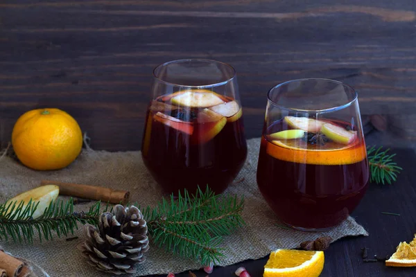 Deux Verres Vin Chaud Rouge Avec Orange Pomme Épices Sur — Photo