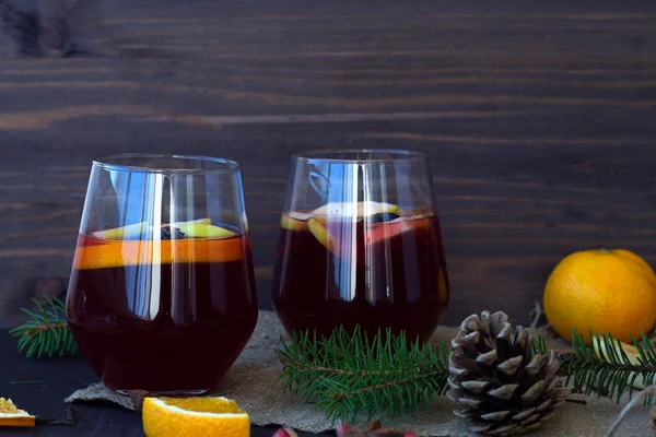 Δύο Ποτήρια Κόκκινο Κρασί Πορτοκάλι Μήλο Και Μπαχαρικά Ξύλινο Τραπέζι — Φωτογραφία Αρχείου