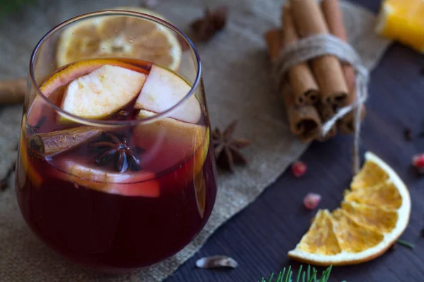 Ένα Ποτήρι Κόκκινο Ζεστό Κρασί Μήλο Και Μπαχαρικά Κανέλα Ξύλινο — Φωτογραφία Αρχείου