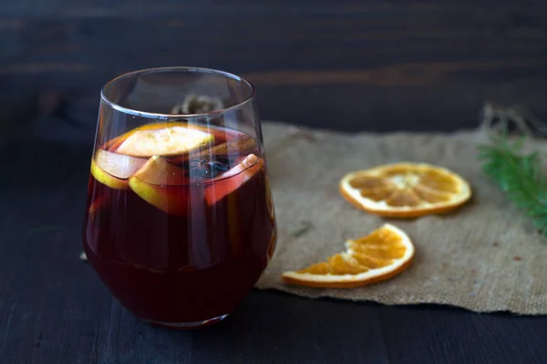 Ζεστό Κρασί Ποτήρι Ξύλινο Φόντο Φέτες Μήλου Και Πορτοκαλιού Και — Φωτογραφία Αρχείου