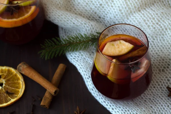Winterstilleven Rode Glühwein Een Glas Met Sinaasappel Appel Kaneel Anijsster — Stockfoto