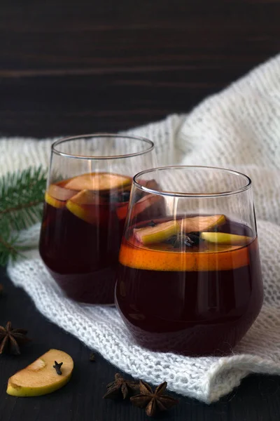Χειμωνιάτικη Νεκρή Φύση Νόστιμο Ζεστό Κρασί Δύο Ποτήρια Πορτοκάλι Και — Φωτογραφία Αρχείου