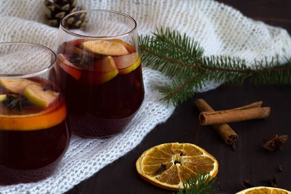 オレンジとスパイスの入った2つのグラスにホット モルドワインと木の背景に暖かい白が描かれています冬コレクション — ストック写真