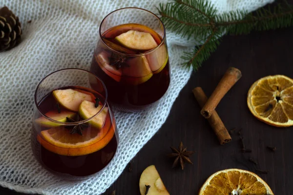 Χειμερινή Συλλογή Νόστιμο Κρασί Δύο Ποτήρια Πορτοκάλι Και Κανέλα Γλυκάνισο — Φωτογραφία Αρχείου