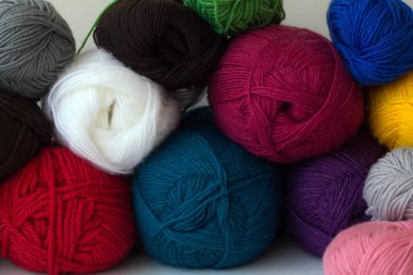 Arkaplan olarak renkli yün yumakları