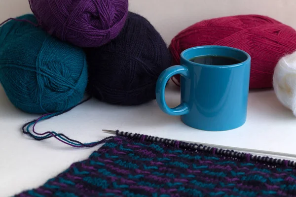 Blaue Tasse Schwarzen Tee Mit Farbigen Wollknäueln Und Strickwaren Auf — Stockfoto