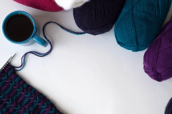 Wolle Und Stricknadeln Auf Weißem Hintergrund Mit Tasse Tee Oder — Stockfoto