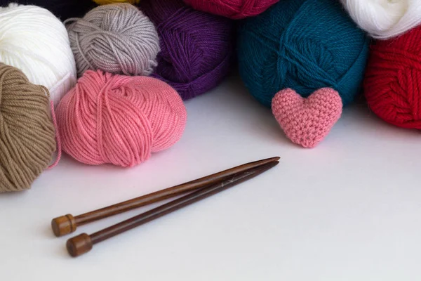 Farbkugeln Aus Garn Und Stricknadeln Auf Weißem Tisch Mit Rosa — Stockfoto