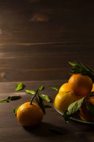 Tangerinas Laranja Fresca Com Folhas Verdes Fundo Madeira Chave Baixa — Fotografia de Stock