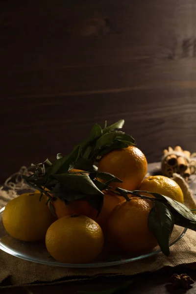 Fresh Orange Tangerines Green Leaves Glass Plate Wooden Background Ripe — Stock Photo, Image