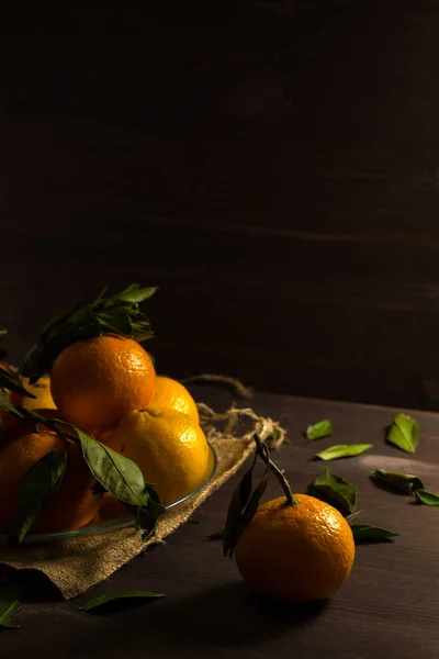 Ripe Fruits Dark Table Fresh Orange Tangerines Green Leaves Wooden — Stock Photo, Image