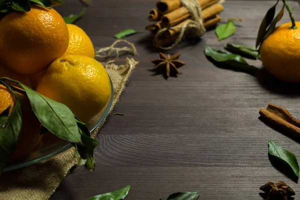 Chave Baixa Tangerinas Laranja Fresca Com Folhas Verdes Fundo Madeira — Fotografia de Stock