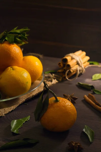 Chave Baixa Tangerinas Laranja Fresca Com Folhas Verdes Fundo Madeira — Fotografia de Stock