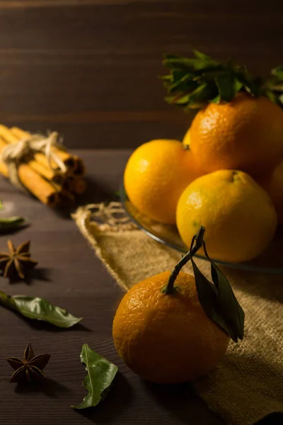 Mandarim Saboroso Ramo Verde Primeiro Plano Tangerinas Laranja Fresca Com — Fotografia de Stock