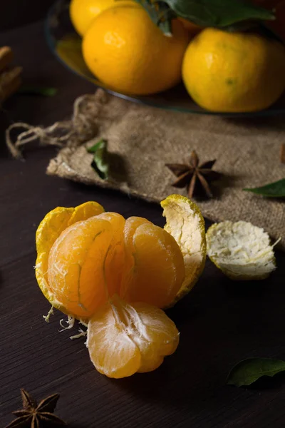 Mandarim Descascado Mesa Madeira Tangerinas Laranja Frescas Maduras Com Folhas — Fotografia de Stock