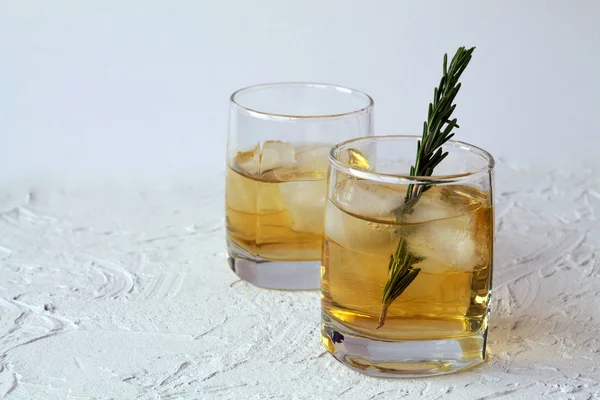 Zwei Gläser Whiskey Und Eis Auf Weißem Tisch Glas Limonade — Stockfoto