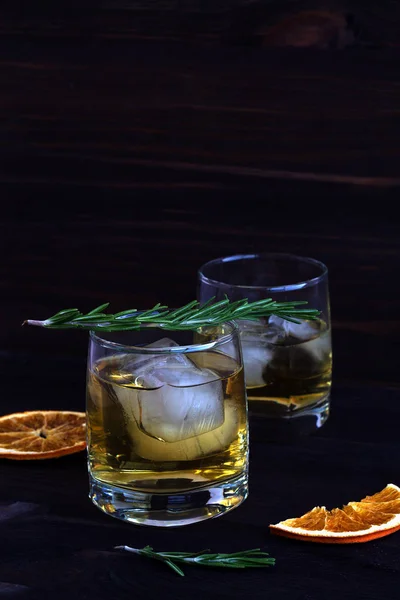 Dwie Szklanki Whisky Lodu Drewnianym Stole Szklanka Lemoniady Kawałkami Lodu — Zdjęcie stockowe