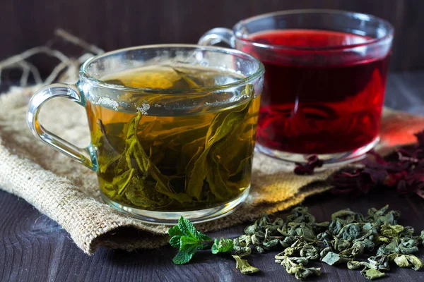 Sağlıklı Bir Yaşam Tarzı Bir Bardak Yeşil Bitkisel Çay Koyu — Stok fotoğraf