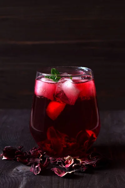 Red Iced Tea Glass Healthy Lifestyle Glass Iced Red Hibiscus — Stock Photo, Image