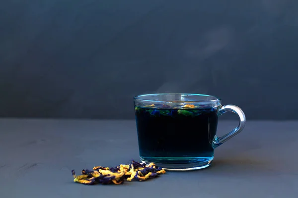 Taza Vidrio Hierbas Azul Sobre Fondo Negro Guisante Caliente Bebidas — Foto de Stock