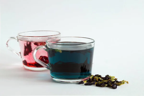 Kelebek Çayı Beyaz Arka Planda Mavi Bitkisel Amberçiçeği Çayı Bardakları — Stok fotoğraf