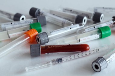 Tıbbi şırınga ve şırınga beyaz arka planda izole edilmiş aşılar için test tüpleri. Sağlık sigortası. Hijyen konsepti. Koronavirüsü önle.