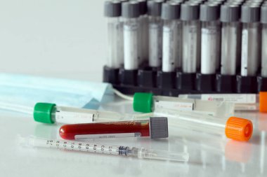 Aşılar için test tüpleriyle tıbbi şırınga ve iğne yakın plan beyaz arka planda izole edilmiş tıbbi koruyucu maske. Sağlık sigortası. Hijyen konsepti. Koronavirüsü önle.