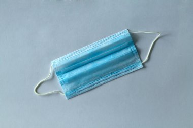 Tıbbi koruyucu maske beyaz arka planda izole edilmiş. Tek kullanımlık yüz maskesi ağız ve burnu kapatır. Sağlık sigortası Coronavirus karantinası, hijyen konsepti. Koronavirüsü önle. en üstteki görünüm