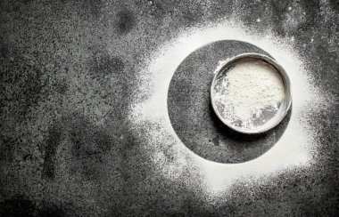 Çerçeve bir elek ile unundan yapılmış.