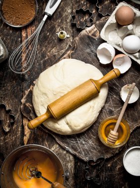 Hamur arka plan. Ahşap bir masa üzerinde çeşitli malzemelerle taze hamur.