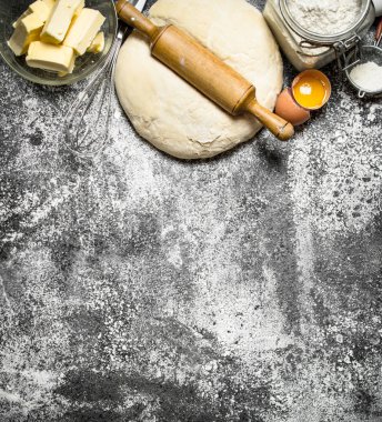 Hamur arka plan. Taze hamur malzemelerin rustik arka plan üzerine çeşitli.