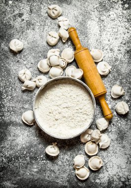 Ev yapımı Ravioli. Geleneksel mantı pişirme araçları ile. Rustik masaya.