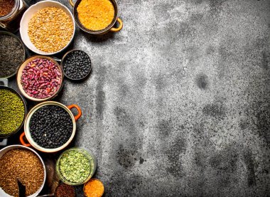 fasulye tohumları bir kabın içinde çeşididir. Rustik arka plan üzerinde.