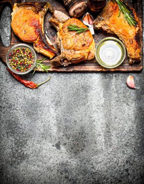 Et ızgara. Kızarmış et baharatlar rustik bir arka plan ile parçaları.