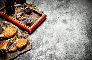 Et ızgara. Kızarmış domuz parçalarını baharat ve kırmızı şarap ile ızgara.