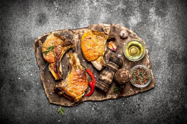 Et ızgara. Fried adet ahşap bir gemide baharat soslu domuz eti kemik üzerinde.