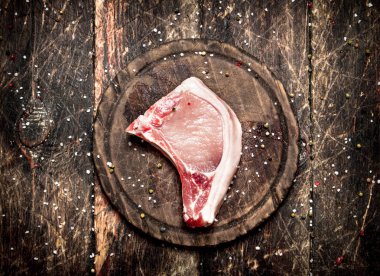 Çiğ et arka plan. Eski yönetim kurulu ham domuz parçası.