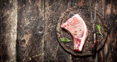 Çiğ et arka plan. Baharat ile çiğ domuz eti .