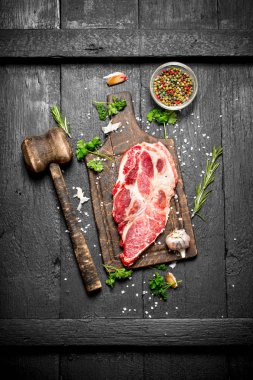 Çiğ et arka plan. Biberiye ve baharat biftek ham parça.