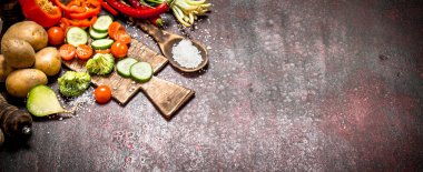 Organik gıda. Taze sebze eski tahtada dilimlenmiş. Rustik arka plan üzerinde.