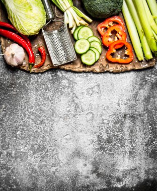 Organik gıda. Taze sebze dilimlenmiş. Rustik arka plan üzerinde.