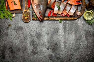 Çiğ balık. Otlar ve baharatlar ile taze somon kesmek.