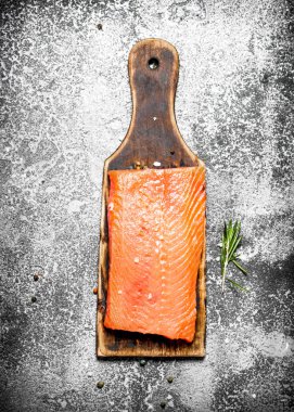 Çiğ balık. Eski tahta üzerinde taze somon fileto. Rustik arka plan üzerinde.