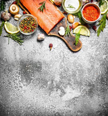 Çiğ balık. Taze somon fileto otlar ve baharatlar ile. Rustik arka plan üzerinde.