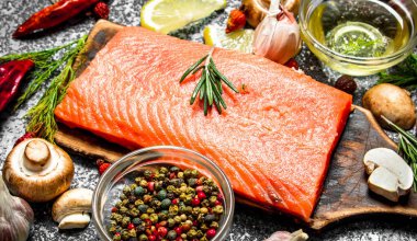 Çiğ balık. Taze somon fileto otlar ve baharatlar ile. Rustik arka plan üzerinde.