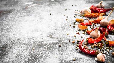 Taze baharatlar. Sarımsak ile Aromatik baharatlar. Rustik arka plan üzerinde.