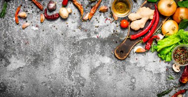 Taze baharatlar. Rustik bir arka plan üzerinde Aromatik baharatlar.