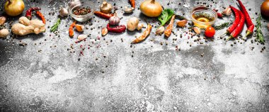 Taze baharatlar. Rustik bir arka plan üzerinde Aromatik baharatlar.