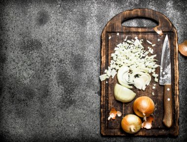 Eski tahta üzerinde taze doğranmış soğan. Rustik arka plan üzerinde.