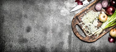 Eski tahta üzerinde taze doğranmış soğan. Rustik arka plan üzerinde.